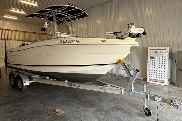 Picture Of: 2015 Robalo R222 Center Console 