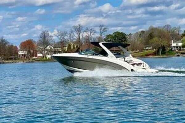 Picture Of: 2016 Regal 3200 Bowrider 