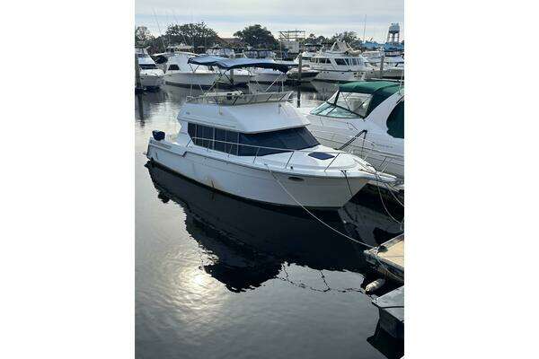Picture Of: 1996 Carver 320 Voyager Limoncello