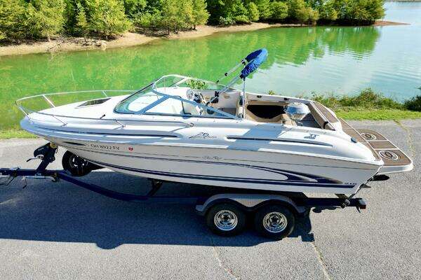 Picture Of: 1999 Sea Ray 215 Express Cruiser 