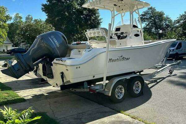 Picture Of: 2022 NauticStar 2302 Legacy 