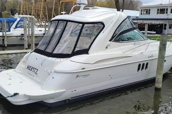 Picture Of: 2005 Cruisers Yachts 420 Express 