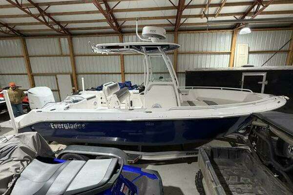 Picture Of: 2016 Everglades 230 Center Console 