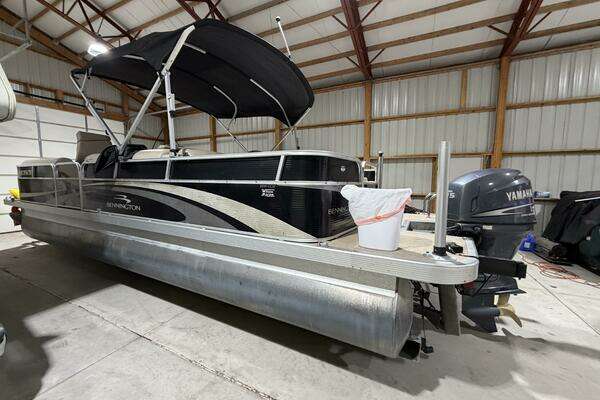 Picture Of: 2011 Bennington 2554 GCW 