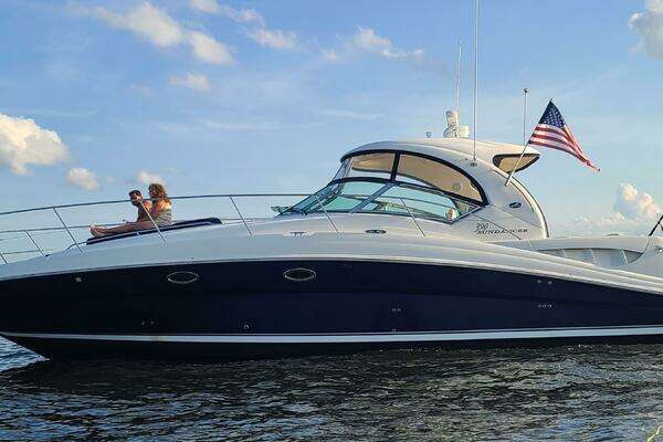 Picture Of: 2004 Sea Ray 390 Sundancer Freedom