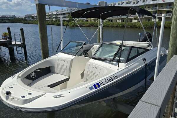 Picture Of: 2023 Sea Ray SPX 210 OB 