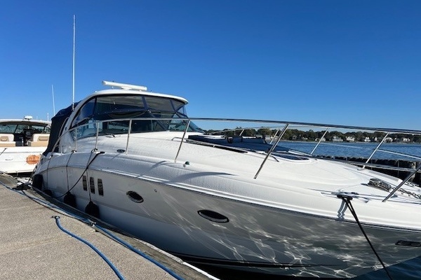 Picture Of: 2010 Sea Ray 390 Sundancer 