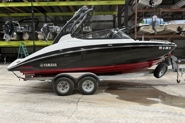 Picture Of: 2018 Yamaha Boats 212 Limited S 