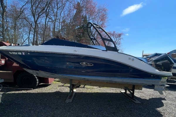 Picture Of: 2019 Sea Ray 230 Bow Rider 