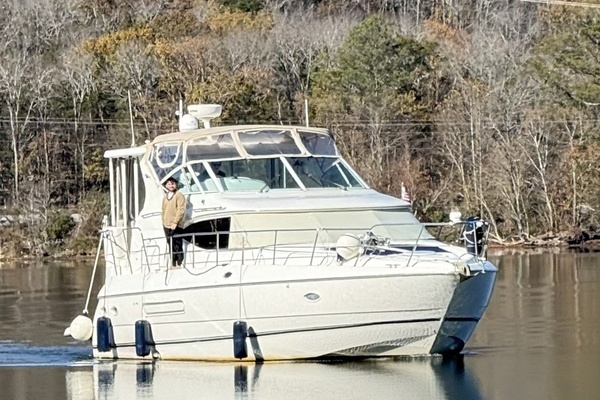 Picture Of: 2000 Cruisers Yachts 4450 Bay Dreamer II