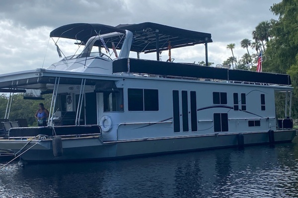 Picture Of: 2001 Horizon 6015 Miss Louise