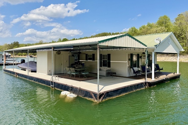 Picture Of: 2002 Custom 20 x 53 Floating Cabin - Approx 999/sqft 
