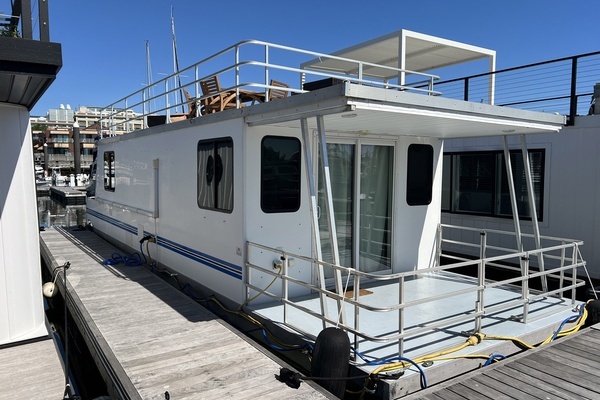Picture Of: 2019 Catamaran Cruisers Houseboat 