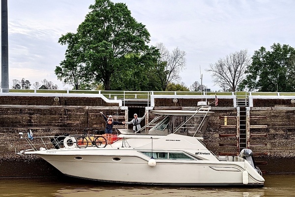 Picture Of: 1989 Cruisers Yachts 4280 Manifest