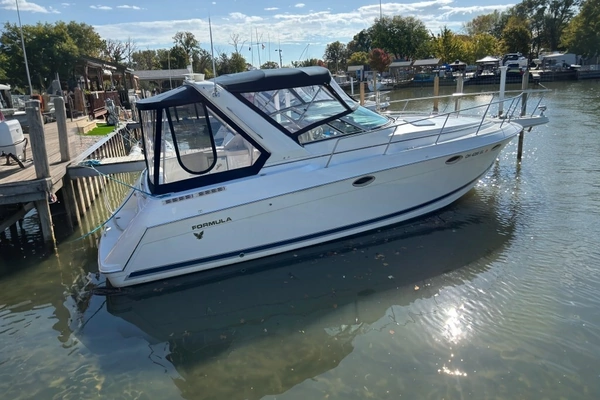 Picture Of: 1999 Formula 31 Performance Cruiser White House