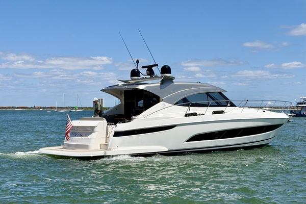 Riviera 4800 Sport Yacht