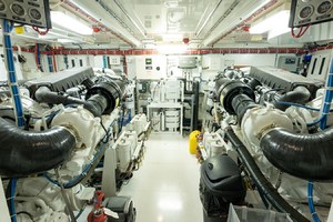 80_hatteras_lady_ann_flybridge_25