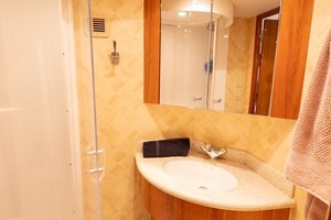 80_hatteras_lady_ann_flybridge_25
