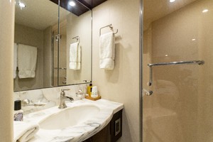 Lazzara 84 - La Balsita - Stateroom Head