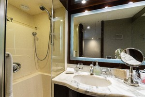 Lazzara 84 - La Balsita - Stateroom Head