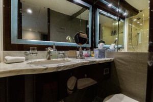 Lazzara 84 - La Balsita - Stateroom Head