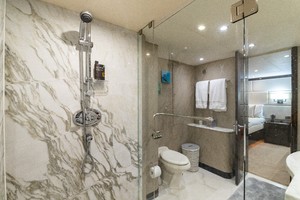 Lazzara 84 - La Balsita - Master Stateroom Head