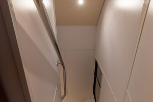 Hatteras 72 - Taz - Stairwell