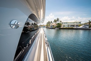 Hatteras 72 - Taz - Passageway