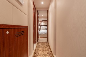 Hatteras 72 - Taz - Companionway