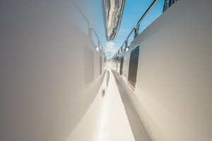 Hatteras 72 - Taz - Passageway