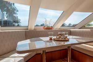 Hatteras 72 - Taz - Dinette