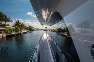Hatteras 72 - Taz - Passageway