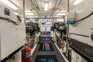 Hatteras 72 - Taz - Engine Room