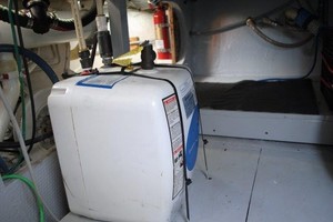 Bertram 35 - Joker II - Engine Room