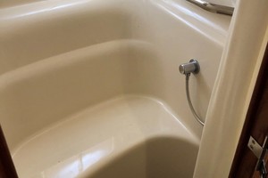 Sea Ray 42 - The Beat Goes On - Shower