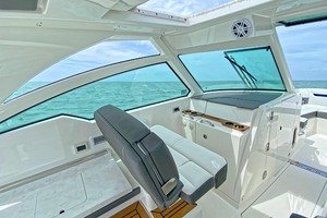 Tiara Yachts 34 - Helm