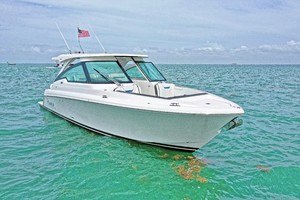 Tiara Yachts 34 - Exterior Profile