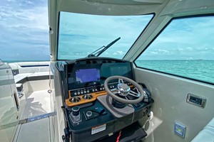 Tiara Yachts 34 - Helm