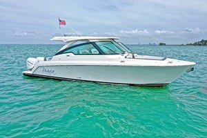 Tiara Yachts 34 - Exterior Profile
