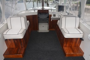 Bertram 25 - Favor - Helm Deck Seating