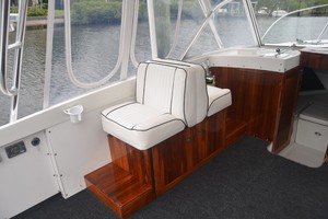 Bertram 25 - Favor - Helm Deck Seating
