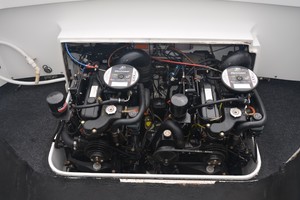 Bertram 25 - Favor - Engine Access