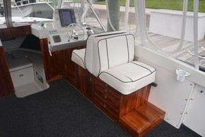 Bertram 25 - Favor - Helm Deck Seating