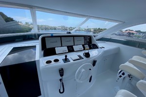 Lazzara 106 - Passion - Flybridge Helm