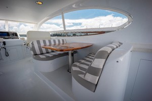 Lazzara 106 - Passion - Flybridge Lounge