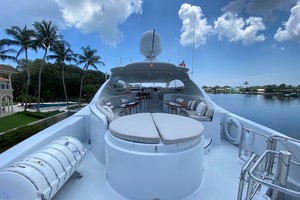 Lazzara 106 - Passion - Flybridge Lounge