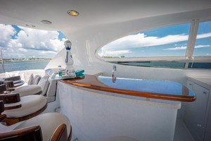 Lazzara 106 - Passion - Flybridge Lounge