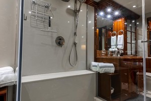 Lazzara 106 - Passion - Master Stateroom