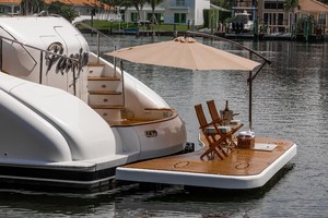 Lazzara 106 - Passion - Sundeck Lounge