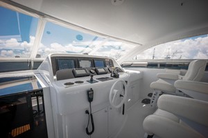 Lazzara 106 - Passion - Flybridge Helm
